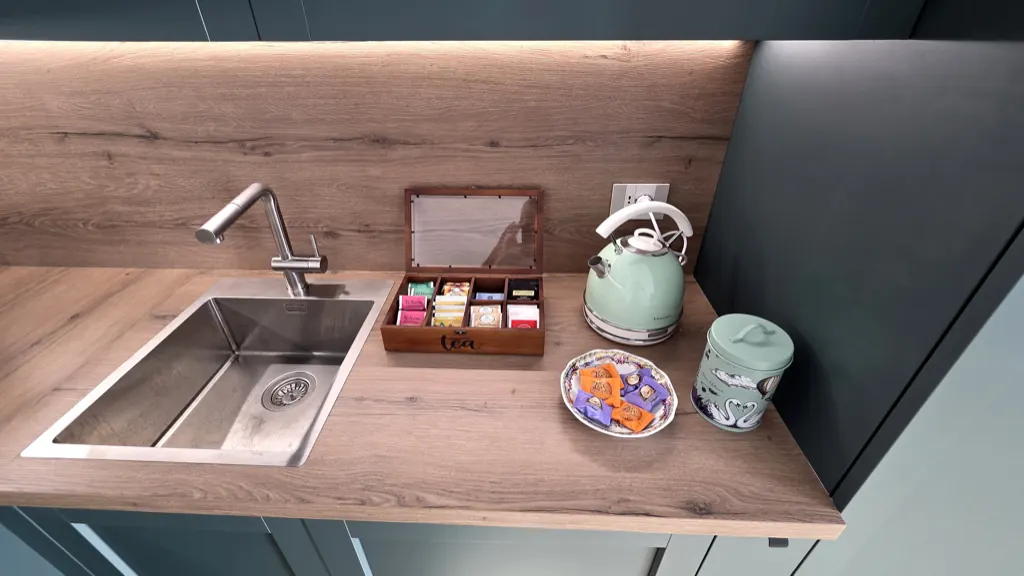 Bollitore, tè e tisane sul piano della cucina