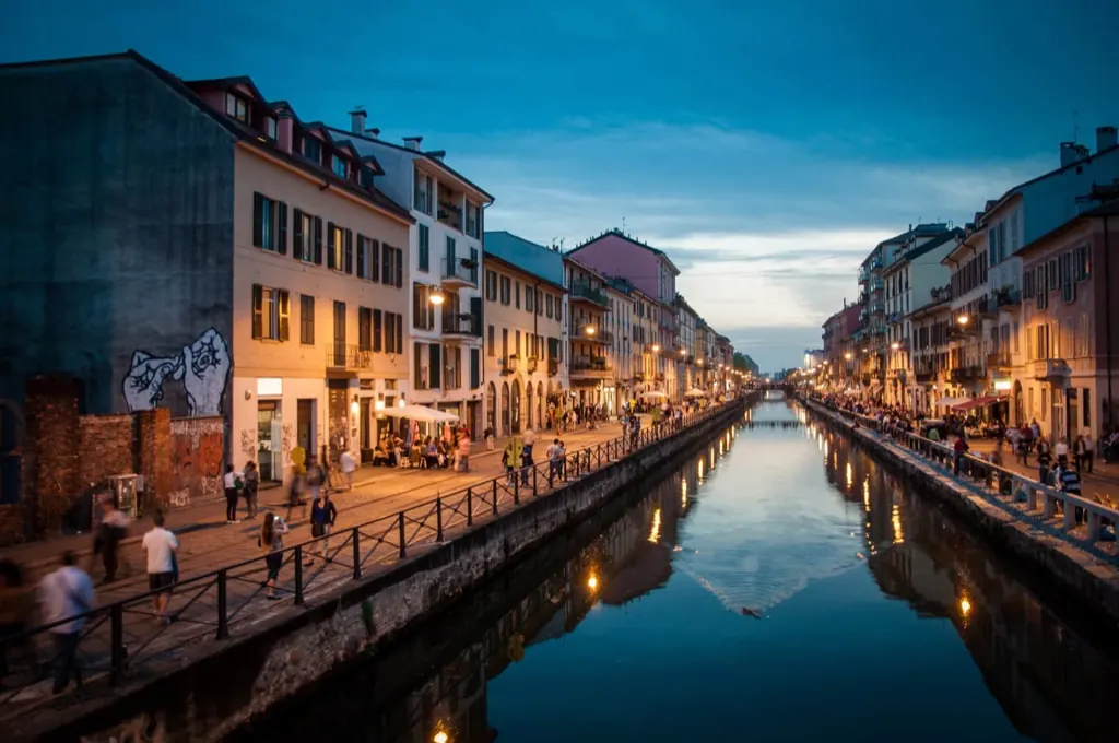 El Naviglio Grande al atardecer, con los locales junto al agua