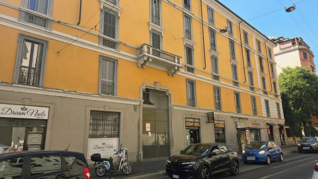 Facciata gialla del palazzo di Stay Navigli in Via Giuseppe Meda 6, Milano