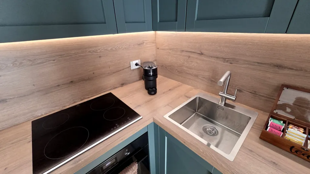 Piano cucina in legno con piano cottura e lavello