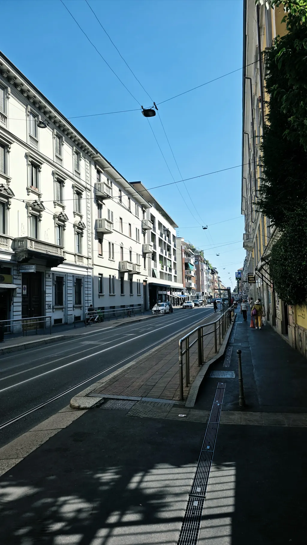 Via Meda con las vías del tranvía, delante del edificio de Stay Navigli